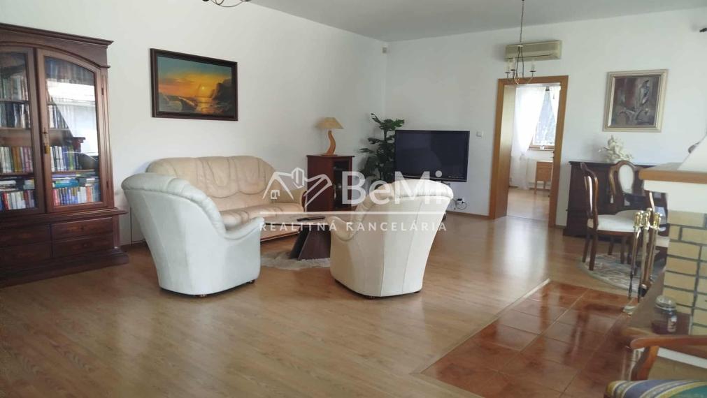 Výnimočný 7 izbový dom v Zbehoch – so saunou a bazénom