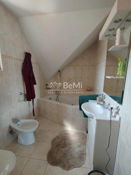 Výnimočný 7 izbový dom v Zbehoch – so saunou a bazénom