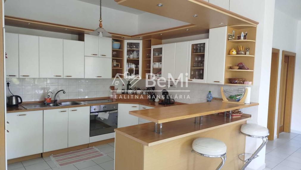 Výnimočný 7 izbový dom v Zbehoch – so saunou a bazénom