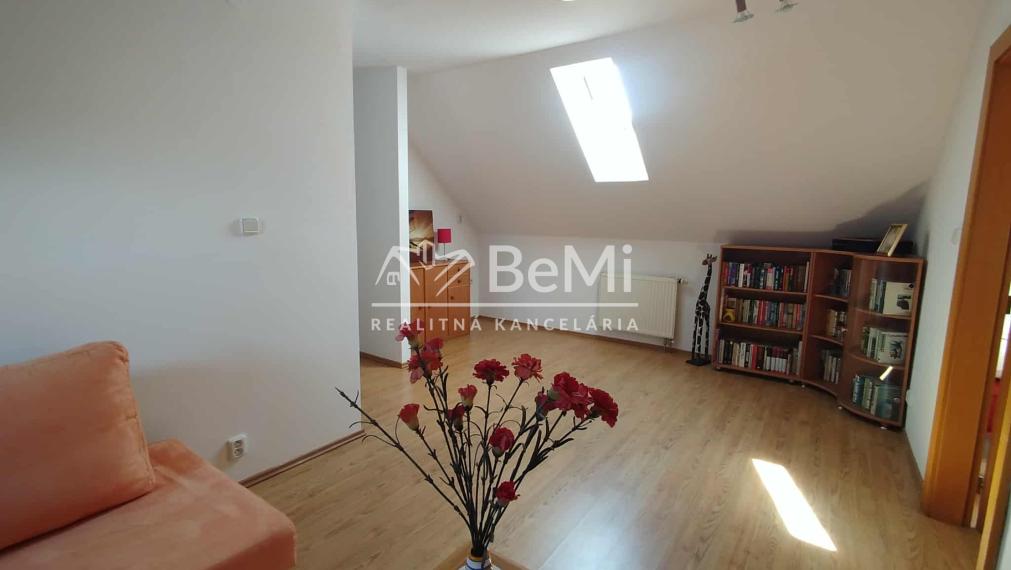 Výnimočný 7 izbový dom v Zbehoch – so saunou a bazénom