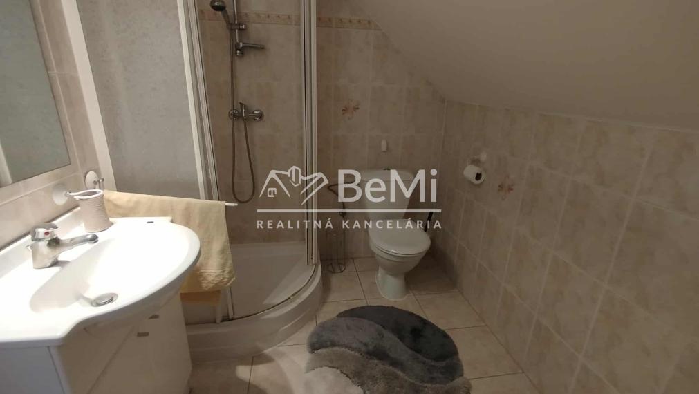 Výnimočný 7 izbový dom v Zbehoch – so saunou a bazénom