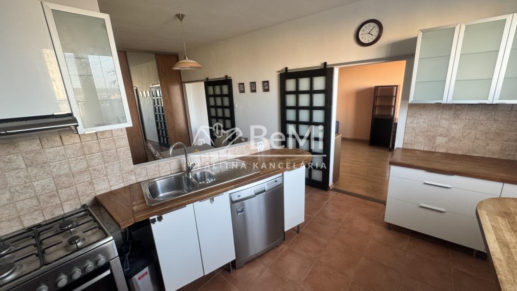 REZERVOVANÉ: Priestranný 3 izbový byt s lodžiou a veľkou pivnicou, Nitra – Škultétyho ul.