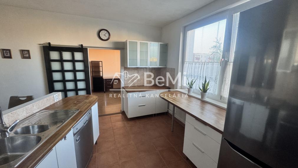 REZERVOVANÉ: Priestranný 3 izbový byt s lodžiou a veľkou pivnicou, Nitra – Škultétyho ul.