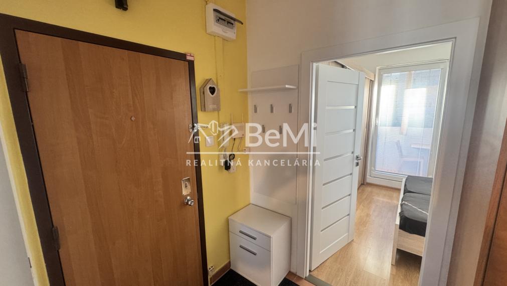 REZERVOVANÉ: Priestranný 3 izbový byt s lodžiou a veľkou pivnicou, Nitra – Škultétyho ul.