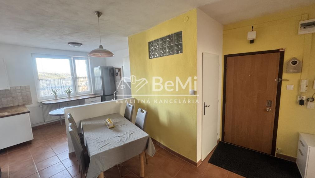 REZERVOVANÉ: Priestranný 3 izbový byt s lodžiou a veľkou pivnicou, Nitra – Škultétyho ul.