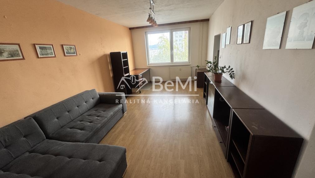 REZERVOVANÉ: Priestranný 3 izbový byt s lodžiou a veľkou pivnicou, Nitra – Škultétyho ul.