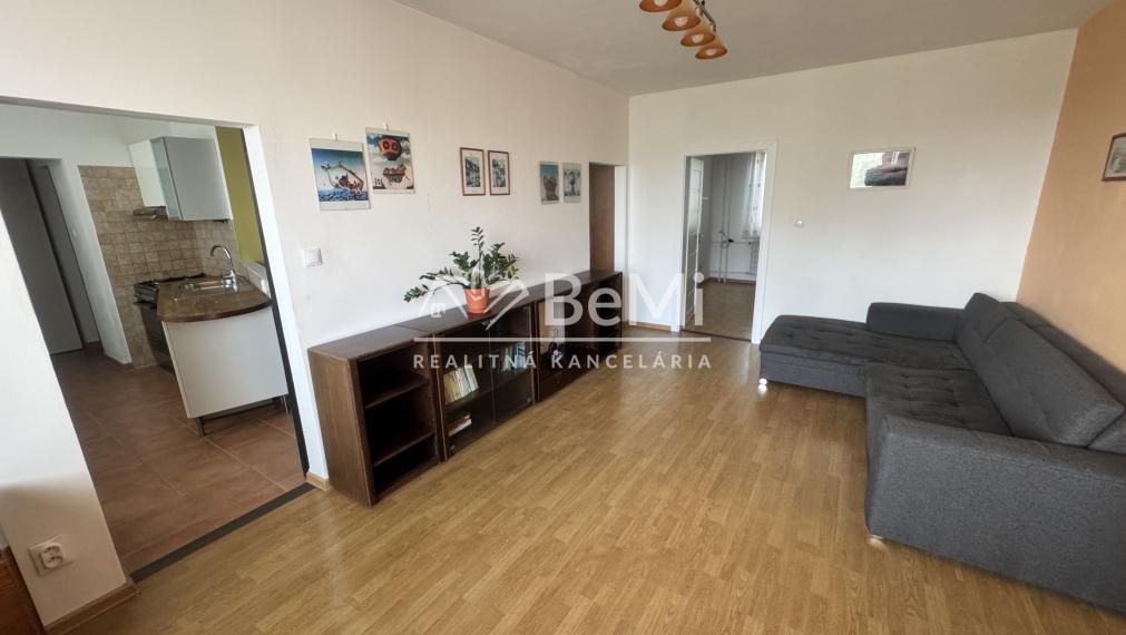 REZERVOVANÉ: Priestranný 3 izbový byt s lodžiou a veľkou pivnicou, Nitra – Škultétyho ul.