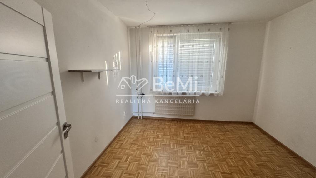 REZERVOVANÉ: Priestranný 3 izbový byt s lodžiou a veľkou pivnicou, Nitra – Škultétyho ul.