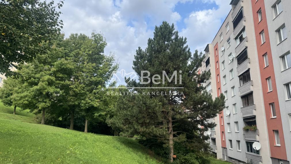 REZERVOVANÉ: Priestranný 3 izbový byt s lodžiou a veľkou pivnicou, Nitra – Škultétyho ul.