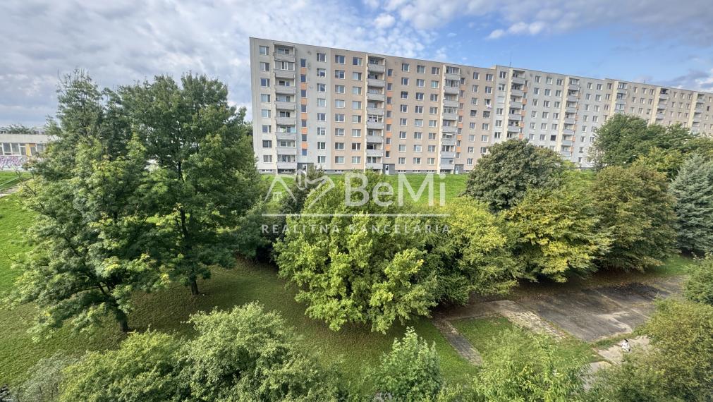 REZERVOVANÉ: Priestranný 3 izbový byt s lodžiou a veľkou pivnicou, Nitra – Škultétyho ul.