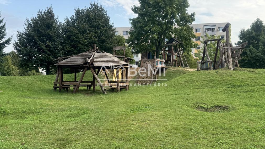 REZERVOVANÉ: Priestranný 3 izbový byt s lodžiou a veľkou pivnicou, Nitra – Škultétyho ul.