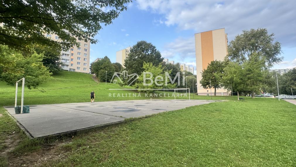 REZERVOVANÉ: Priestranný 3 izbový byt s lodžiou a veľkou pivnicou, Nitra – Škultétyho ul.