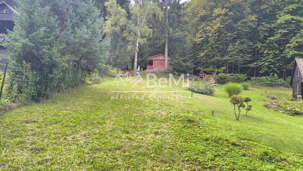 Rekreačná chata s veľkým pozemkom v lese