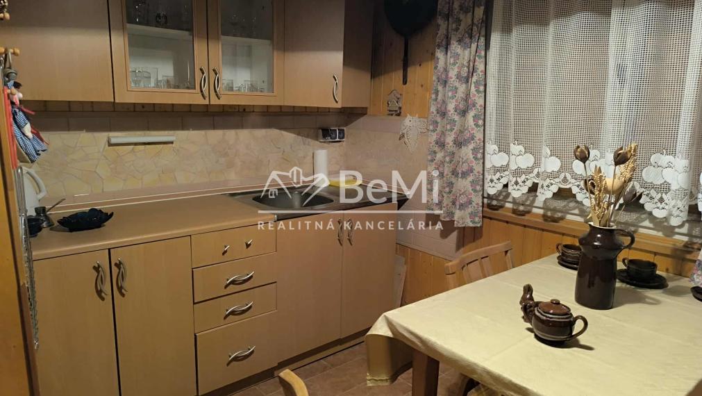 Rekreačná chata s veľkým pozemkom v lese