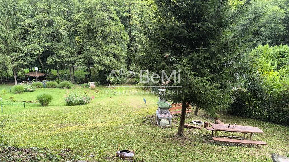 Rekreačná chata s veľkým pozemkom v lese