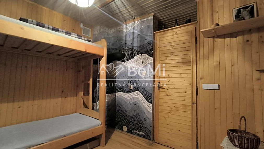 Rekreačná chata s veľkým pozemkom v lese