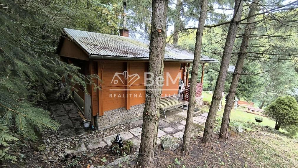 Rekreačná chata s veľkým pozemkom v lese