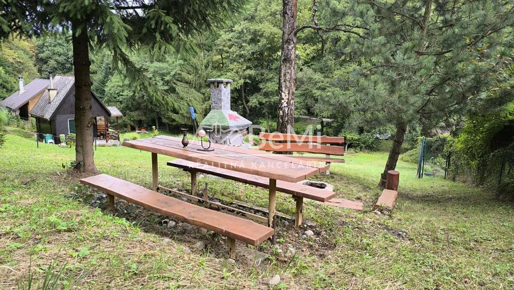 Rekreačná chata s veľkým pozemkom v lese