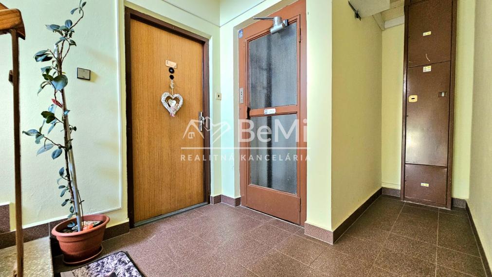 3-IZBOVÝ BYT S BALKÓNOM BREZNO-MAZORNÍKOVO - NA PREDAJ