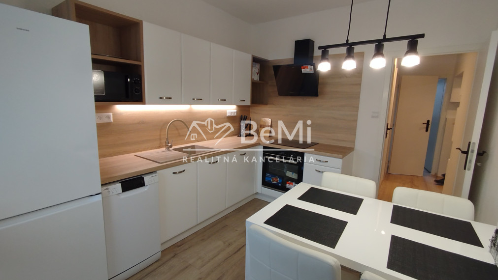 036-213-PAMA Krásny, veľký 3 izbový byt v Nitre na prenájom