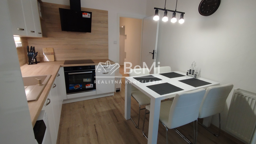 036-213-PAMA Krásny, veľký 3 izbový byt v Nitre na prenájom