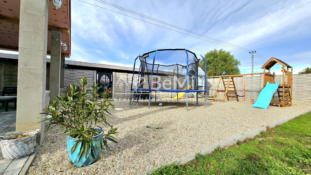 KRÁSNY RODINNÝ BUNGALOV V JESENSKOM - NA PREDAJ