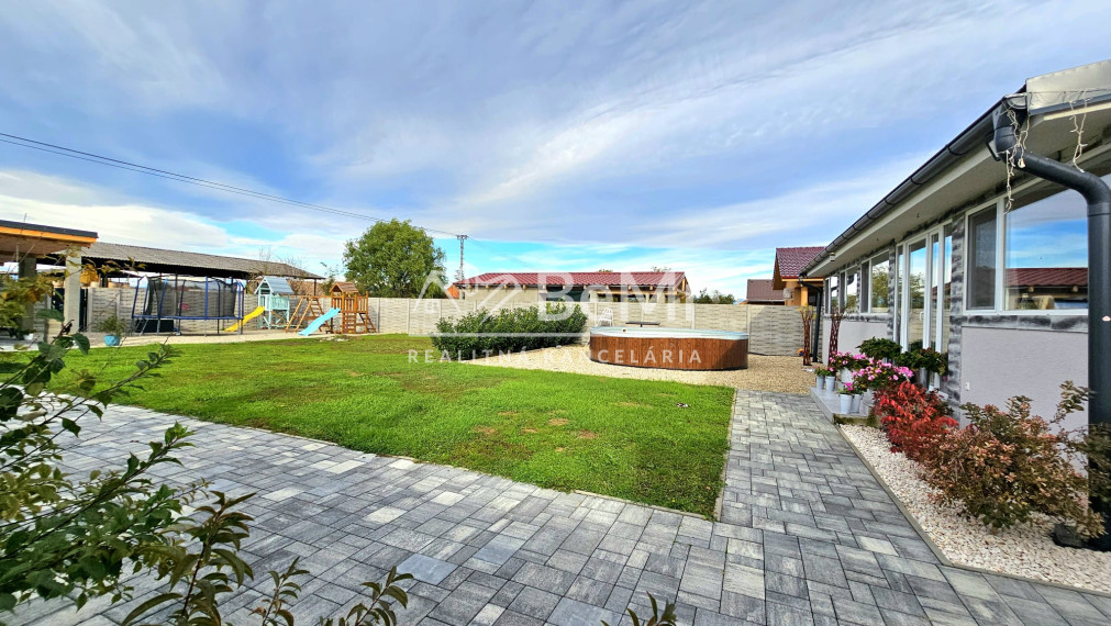 KRÁSNY RODINNÝ BUNGALOV V JESENSKOM - NA PREDAJ