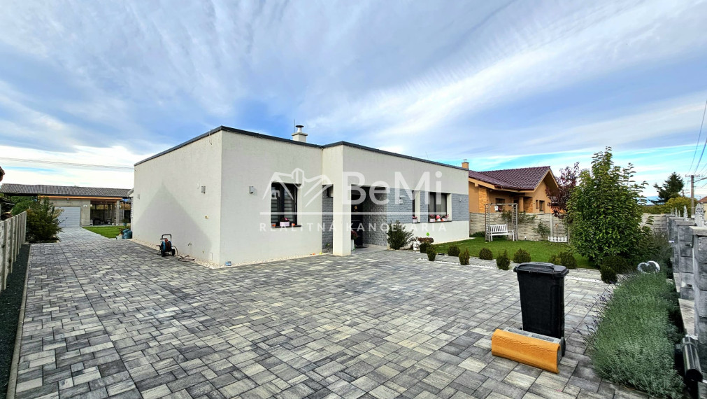 KRÁSNY RODINNÝ BUNGALOV V JESENSKOM - NA PREDAJ