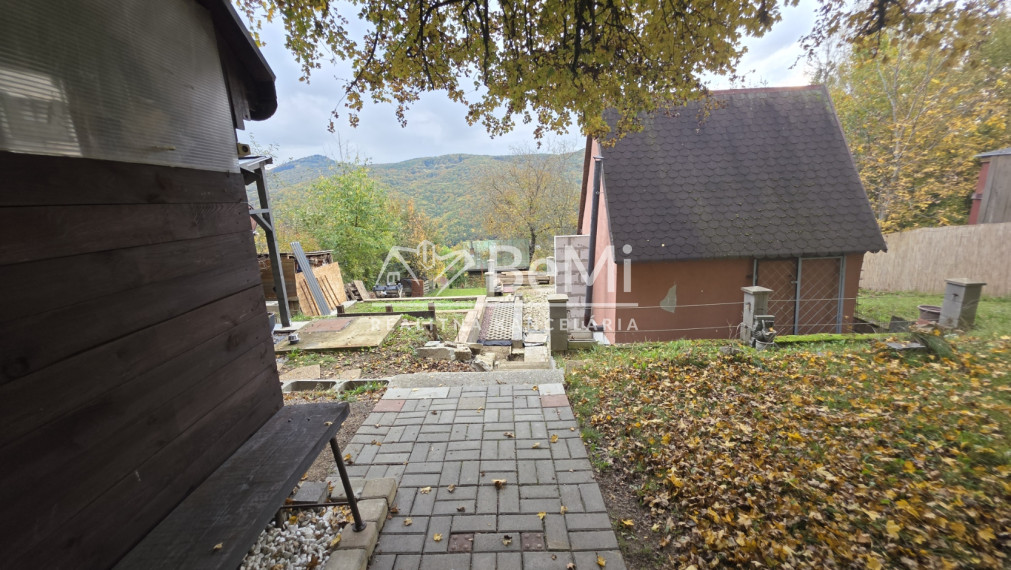 Rekreačný pozemok s murovanou chatkou