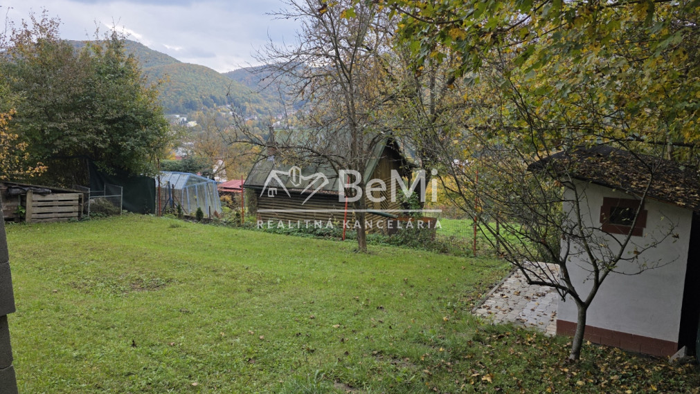 Rekreačný pozemok s murovanou chatkou