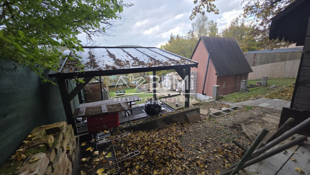 Rekreačný pozemok s murovanou chatkou