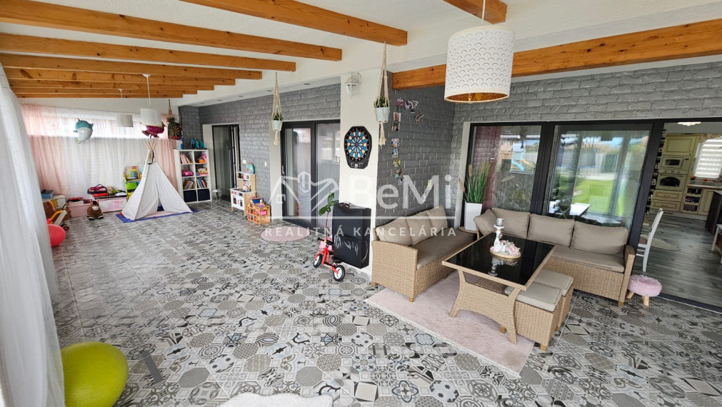 KRÁSNY RODINNÝ BUNGALOV V JESENSKOM - NA PREDAJ