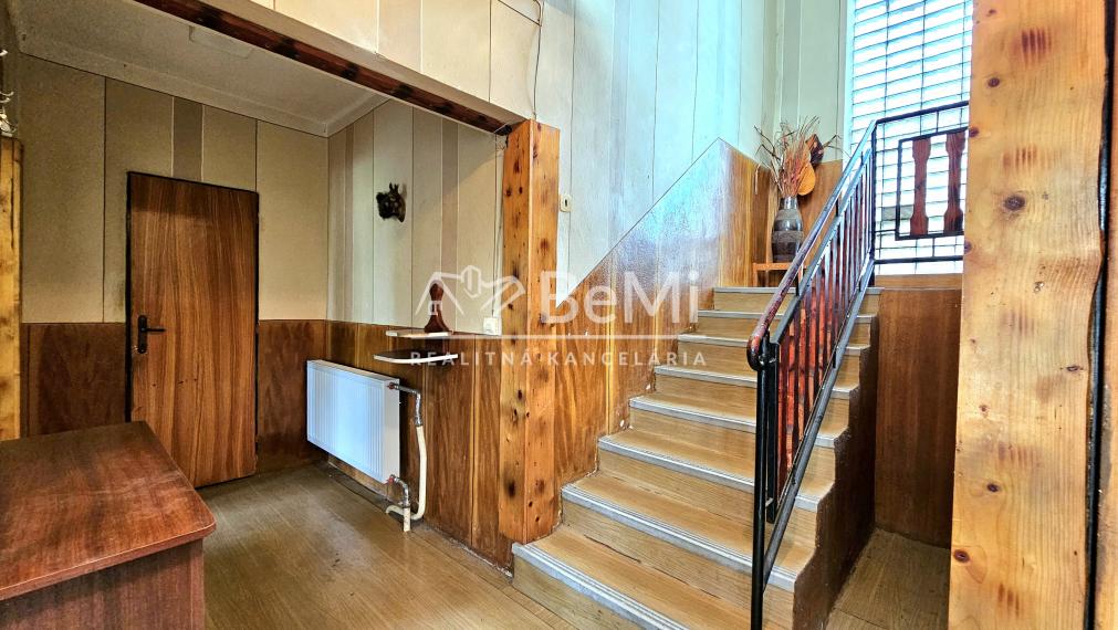 RODINNÝ DOM S GARÁŽOU A ZÁHRADOU V RAKYTNÍKU - NA PREDAJ