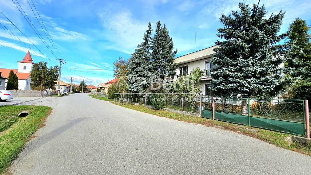 RODINNÝ DOM S GARÁŽOU A ZÁHRADOU V RAKYTNÍKU - NA PREDAJ