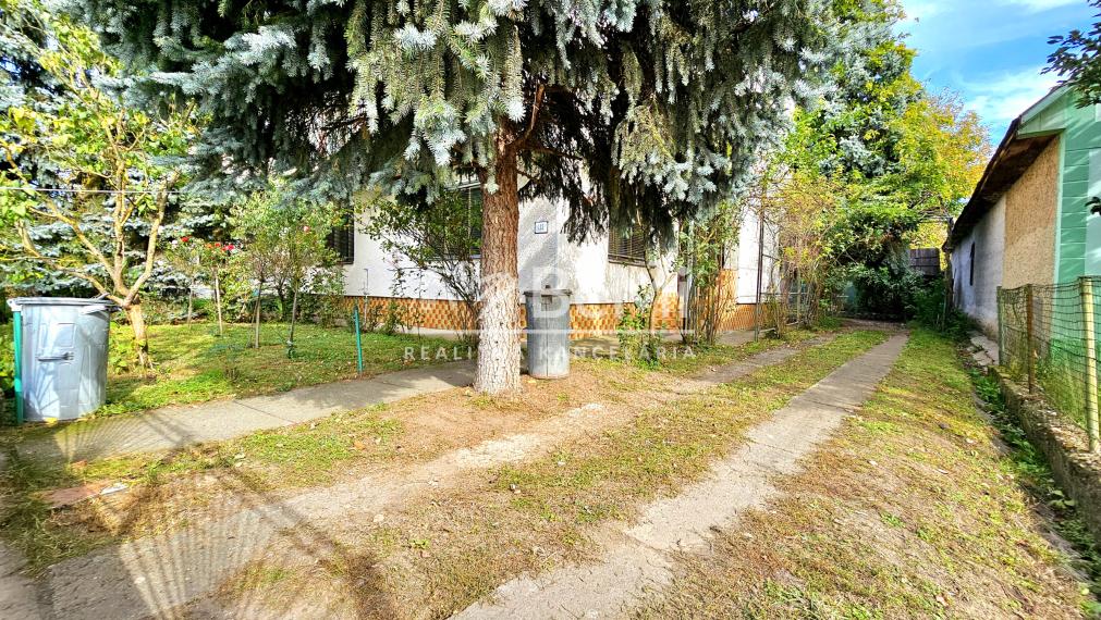 RODINNÝ DOM S GARÁŽOU A ZÁHRADOU V RAKYTNÍKU - NA PREDAJ