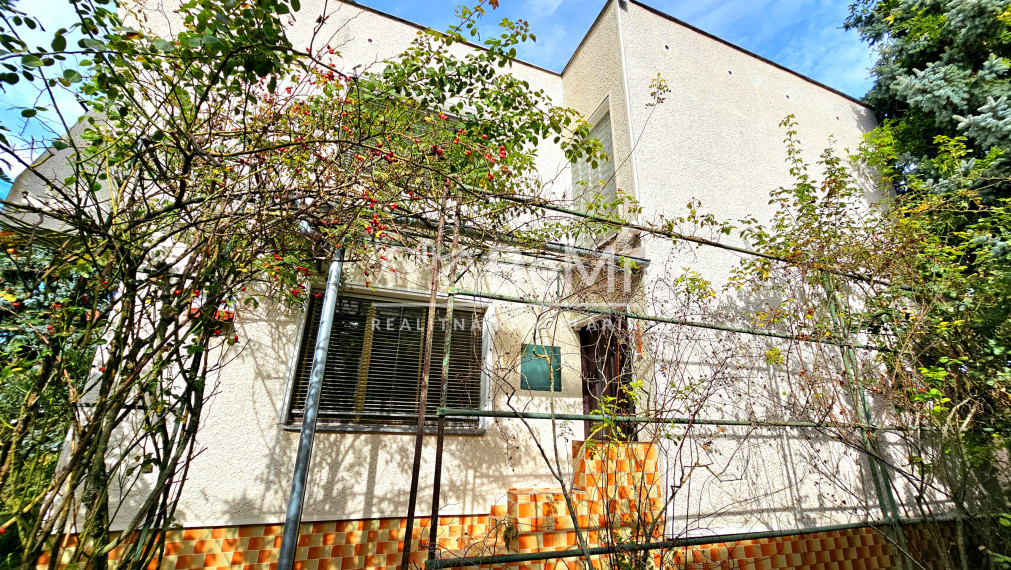 RODINNÝ DOM S GARÁŽOU A ZÁHRADOU V RAKYTNÍKU - NA PREDAJ