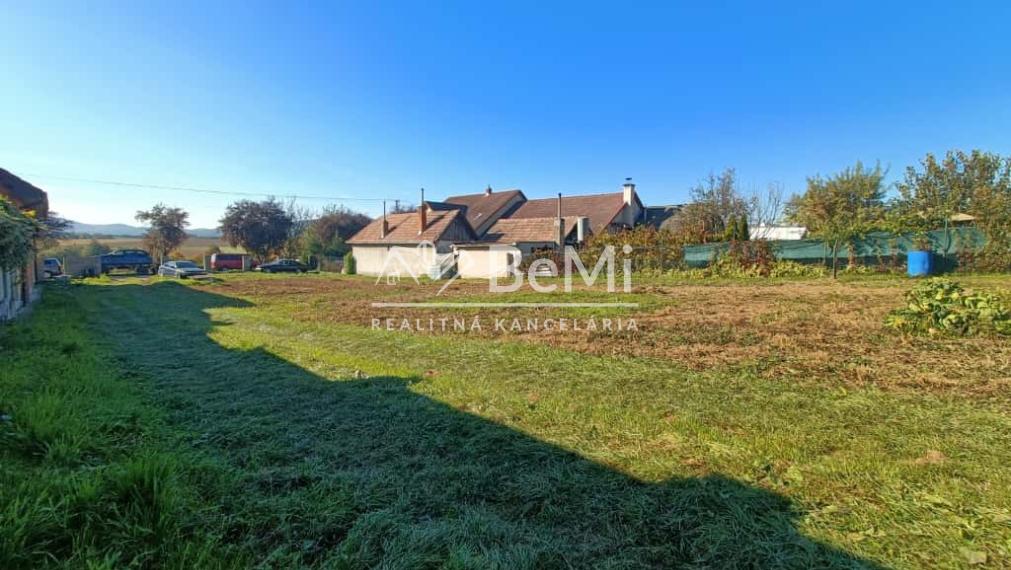 Stavebný pozemok Tvrdomestice,1741m2,Možnosť rozparcelovať.