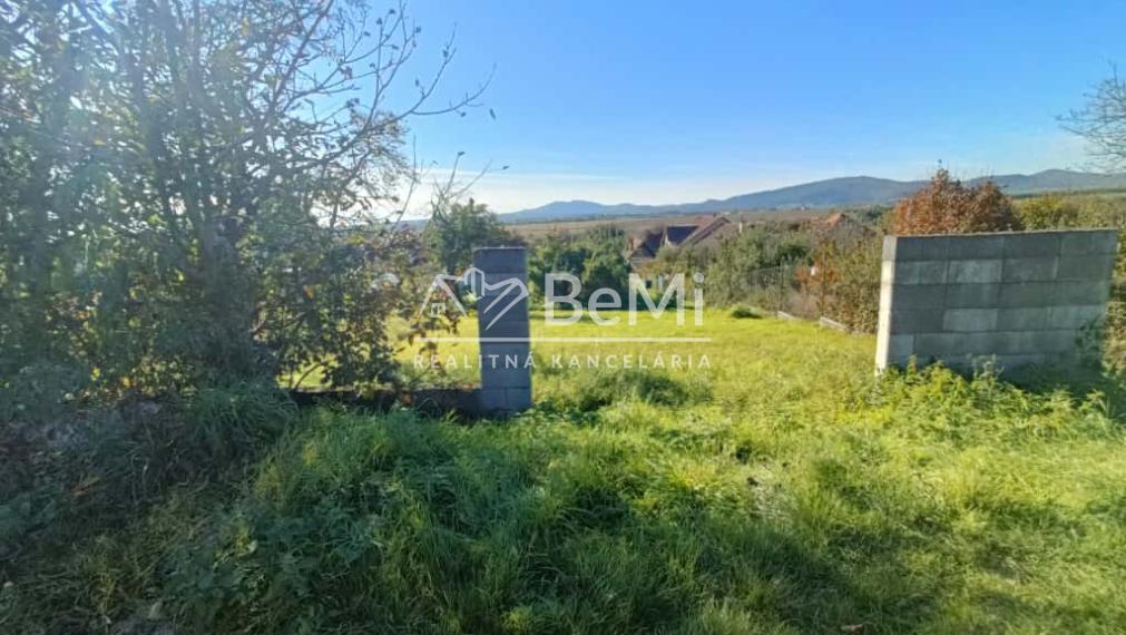 Stavebný pozemok Tvrdomestice,1741m2,Možnosť rozparcelovať.