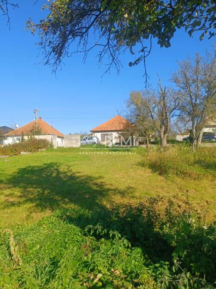 Stavebný pozemok Tvrdomestice,1741m2,Možnosť rozparcelovať.