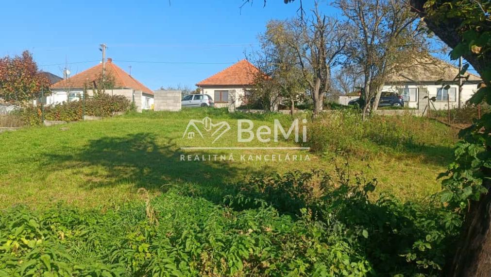 Stavebný pozemok Tvrdomestice,1741m2,Možnosť rozparcelovať.