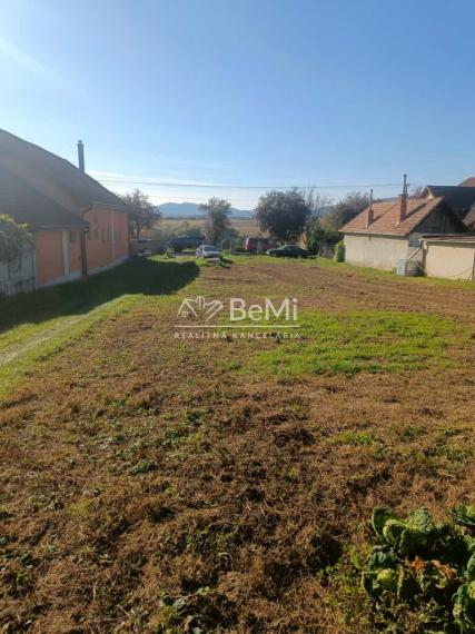 Stavebný pozemok Tvrdomestice,1741m2,Možnosť rozparcelovať.