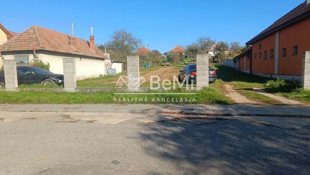 Stavebný pozemok Tvrdomestice,1741m2,Možnosť rozparcelovať.