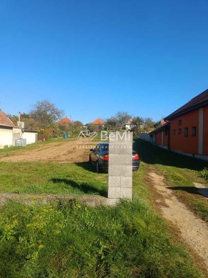 Stavebný pozemok Tvrdomestice,1741m2,Možnosť rozparcelovať.