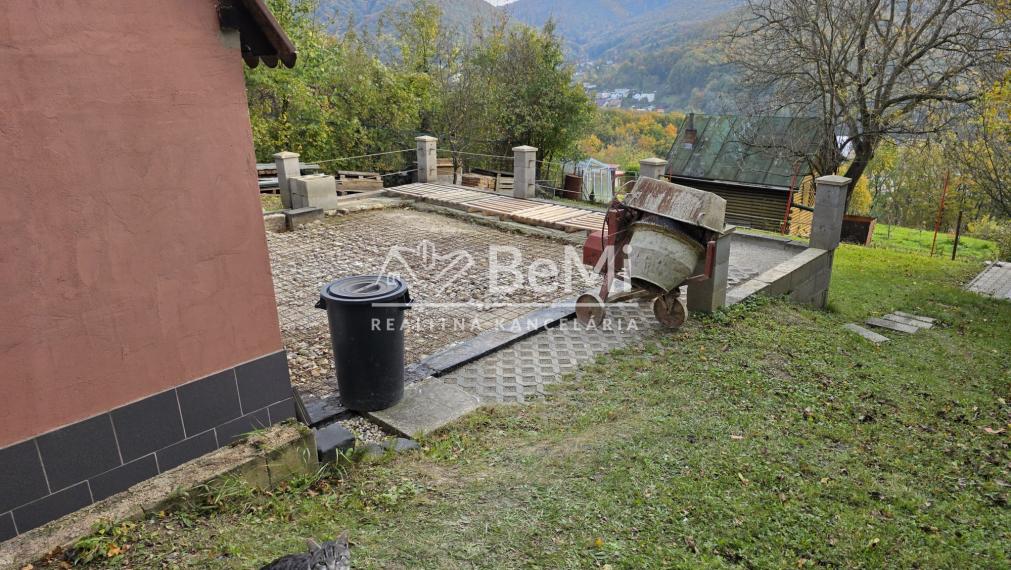 Rekreačný pozemok s murovanou chatkou