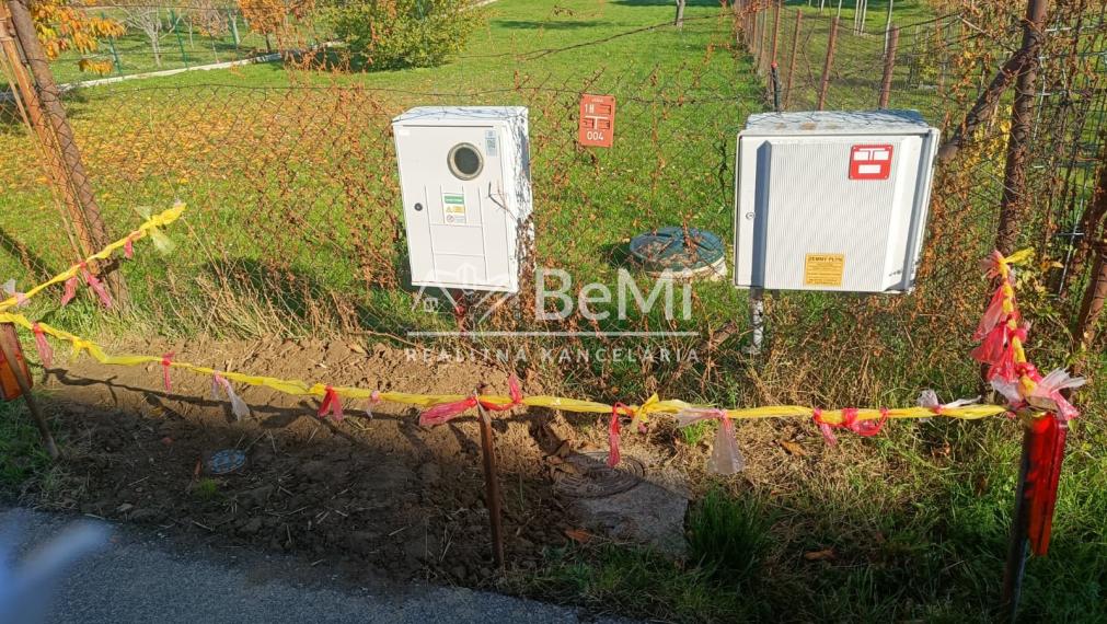 Pozemok - Ardanovce, všetky siete na pozemku. Piešťany -13km