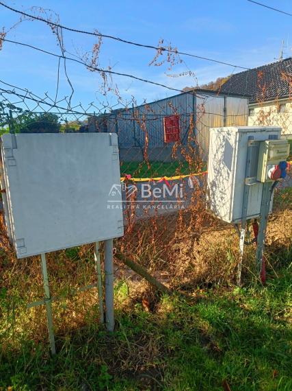 Pozemok - Ardanovce, všetky siete na pozemku. Piešťany -13km