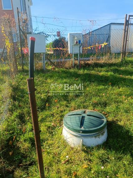 Pozemok - Ardanovce, všetky siete na pozemku. Piešťany -13km