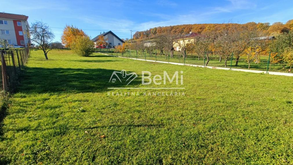 Pozemok - Ardanovce, všetky siete na pozemku. Piešťany -13km