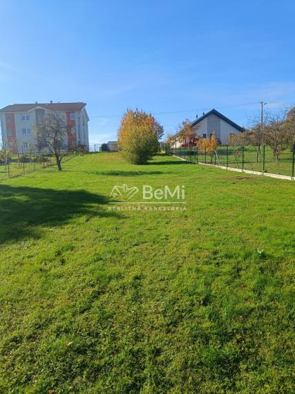 Pozemok - Ardanovce, všetky siete na pozemku. Piešťany -13km