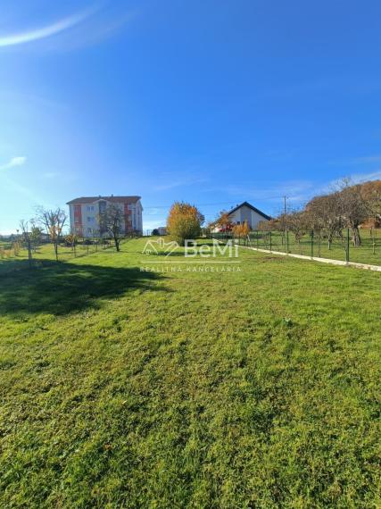 Pozemok - Ardanovce, všetky siete na pozemku. Piešťany -13km